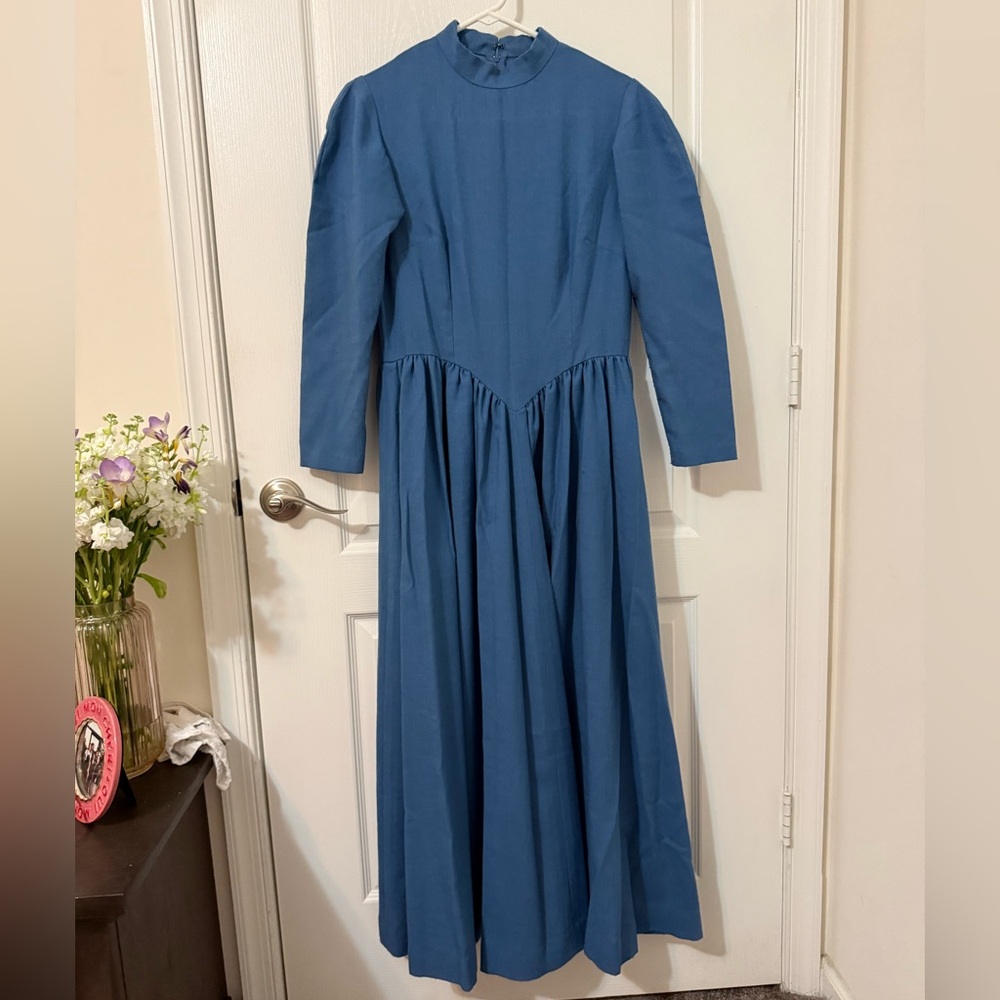 Blue Well Made Sturdy Women’s Pilgrim Costume - Picture 2 of 5
